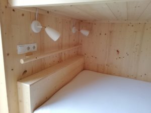 Barrierefrei: Haltestange am Kopfende des Bettes
