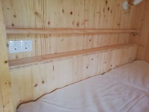 Barrierefrei: Haltestange am Kopfende des Bettes