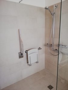 Barrierefrei: Dusche mit Klappsitz und Haltegriff