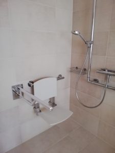 Barrierefrei: Dusche mit Klappsitz und Haltegriff