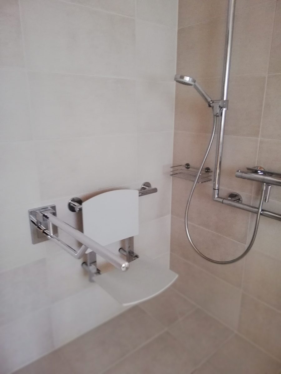Barrierefrei: Dusche mit Klappsitz und Haltegriff